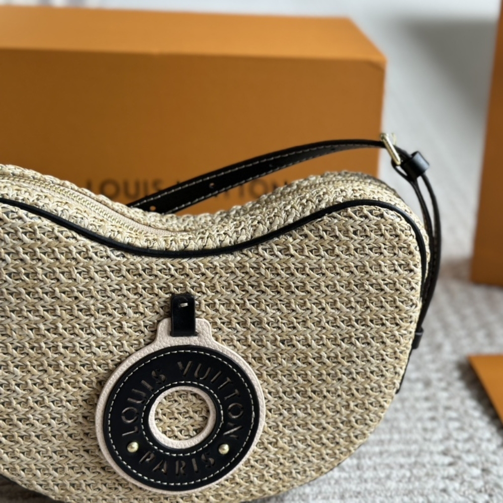 LV CROISSANT MM BLACK 26CM