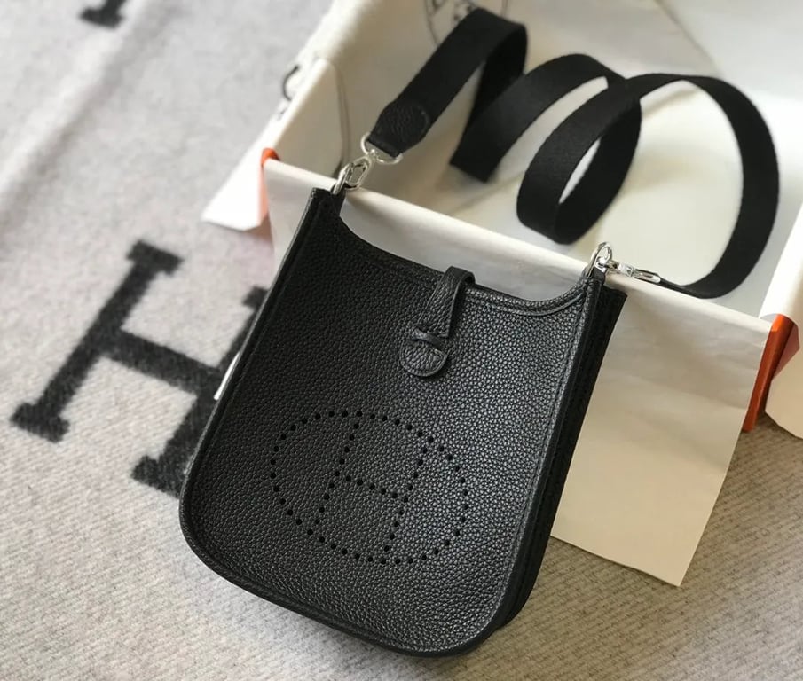 HM EVELYNE 16 AMAZONE BLACK BAG