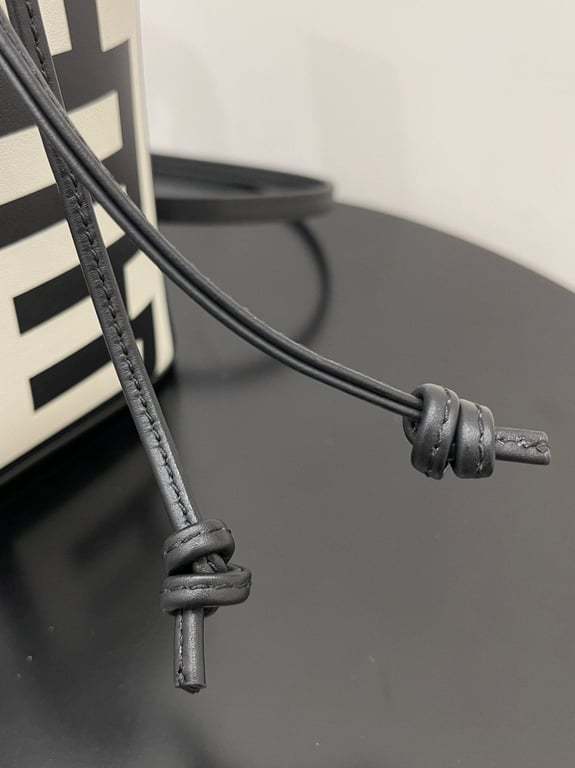 FD MON TRESOR BUCKET BAG BLACK WHITE 18CM