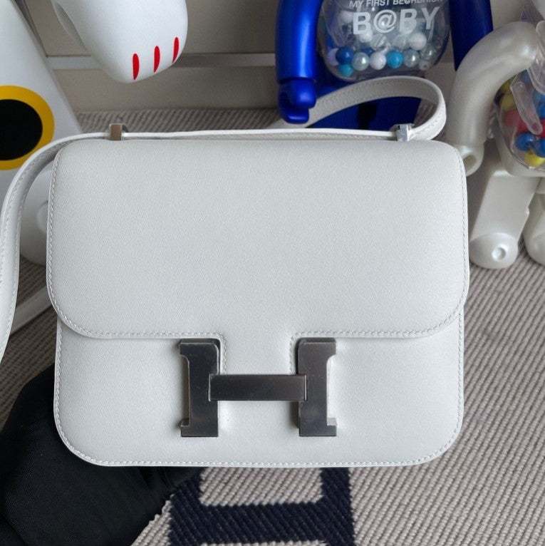 HM CONSTANCE SWIFT WHITE SILVER HARDWARE 18CM