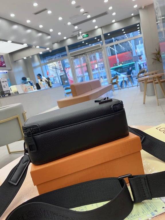 LUV ALPHA WEARABLE WALLET BLACK 18CM M59161