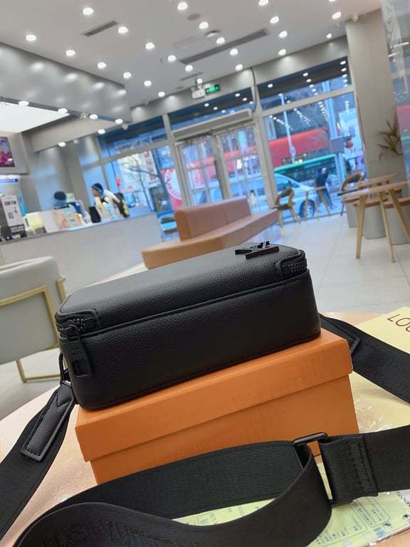 LUV ALPHA WEARABLE WALLET BLACK 18CM M59161