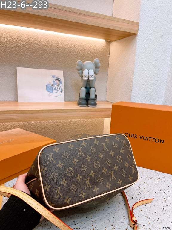 LUV 31CM PALERMO PM MONOGRAM SHOULDER BAG