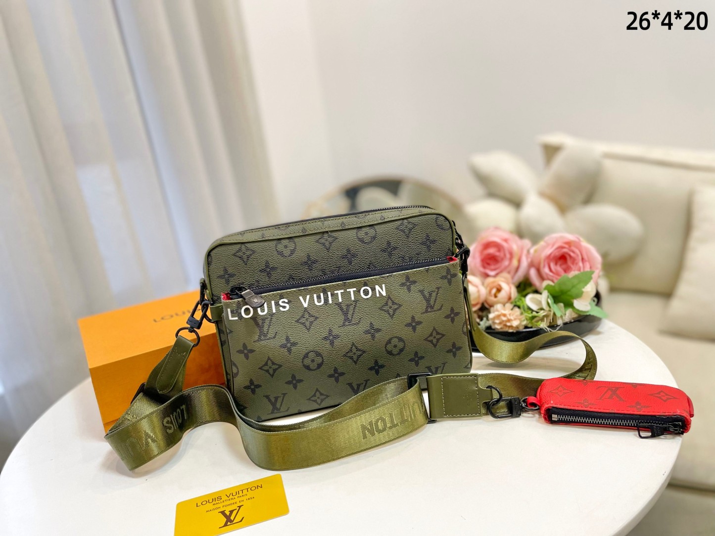 LV TRIO MESSENGER GREEN 26CM M23783