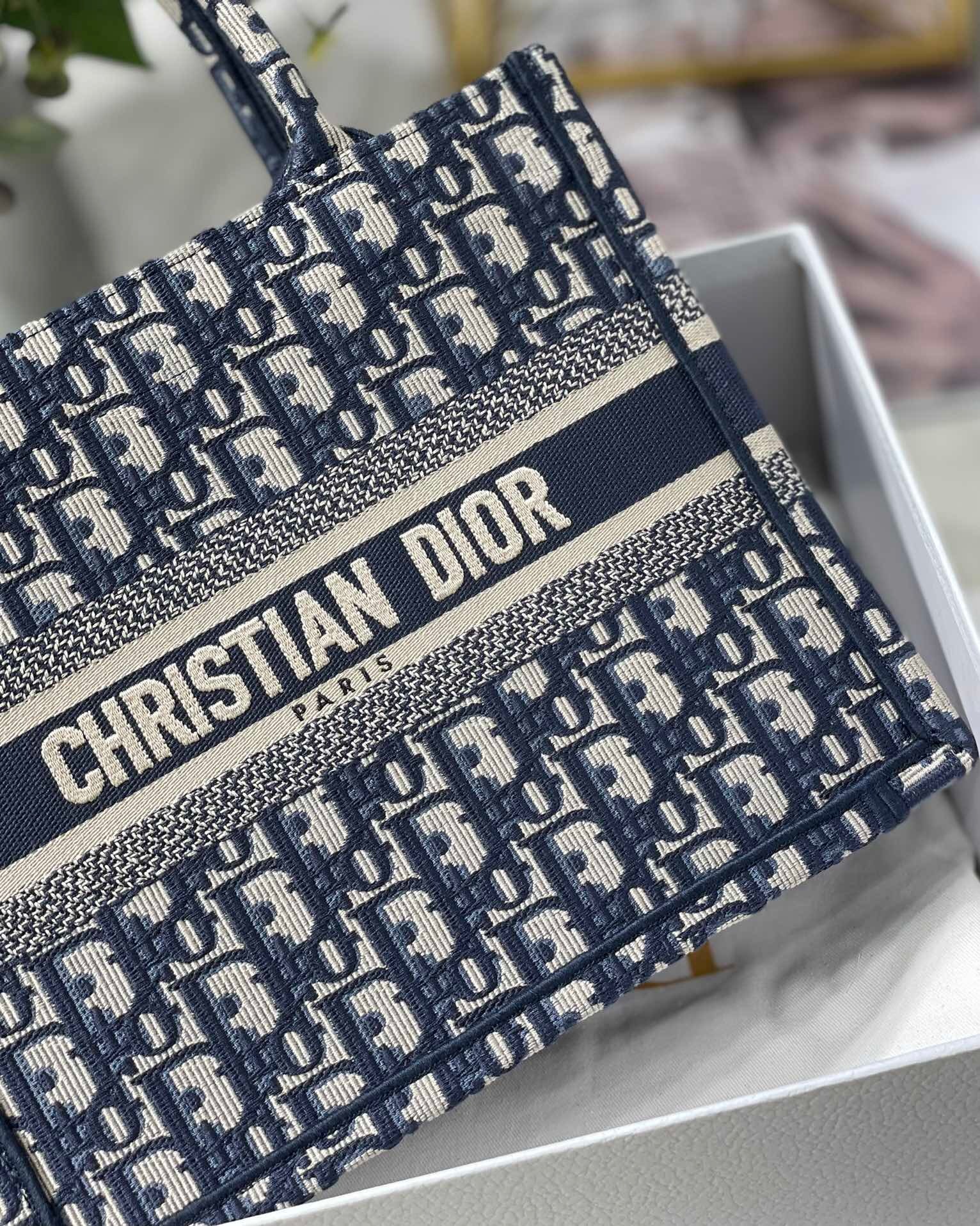 DOR SMALL BOOK TOTE BLUE DOR OBLIQUE EMBROIDERY M1265ZRIW M928