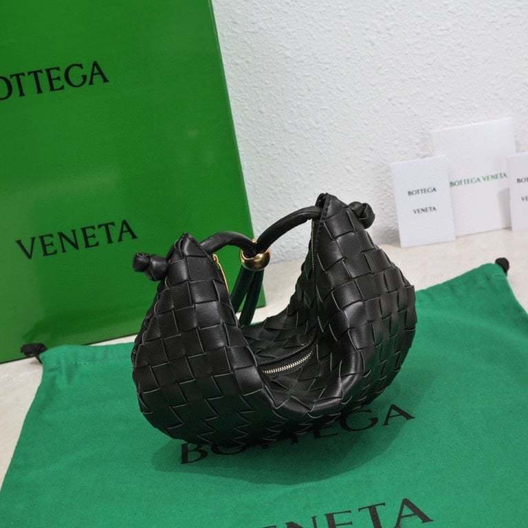 BOTTEGA VENETA MEDIUM TURN POUCH IN INTRECCIATO BLACK LEATHER