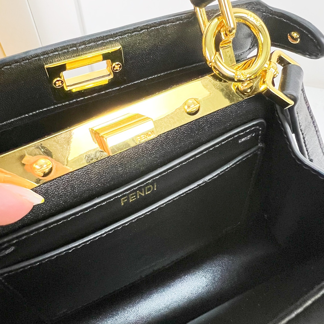 FD PEEKABOO ISEEU PETITE BLACK 8BN335ABVEF0KUR