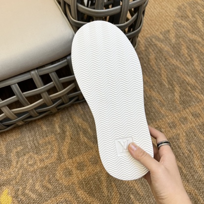 LUV BEVERLY HILLS SLIP ON BLACK