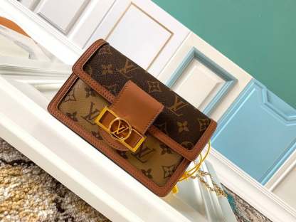 LUV DAUPHINE CHAIN WALLET 18CM