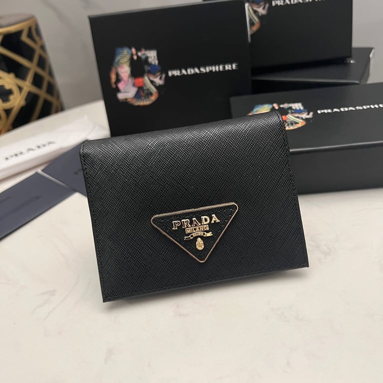 PR SMALL SAFFIANO LUX LEATHER FLAP CONTINENTAL TRIANGLE BLACK WALLET 10CM