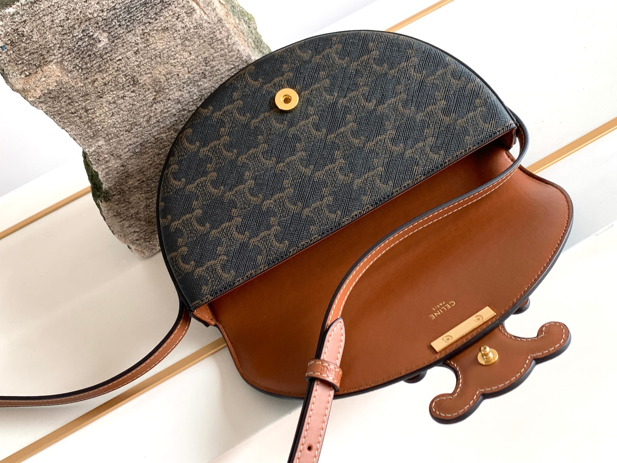 CE BESACE CUIR TRIOMPHE IN TRIOMPHE CANVAS AND CALFSKIN TAN 111232DNK04LU