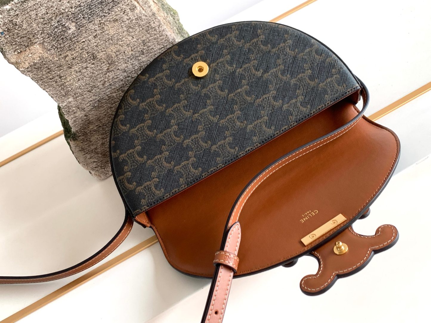 CE BESACE CUIR TRIOMPHE IN TRIOMPHE CANVAS AND CALFSKIN TAN 111232DNK04LU