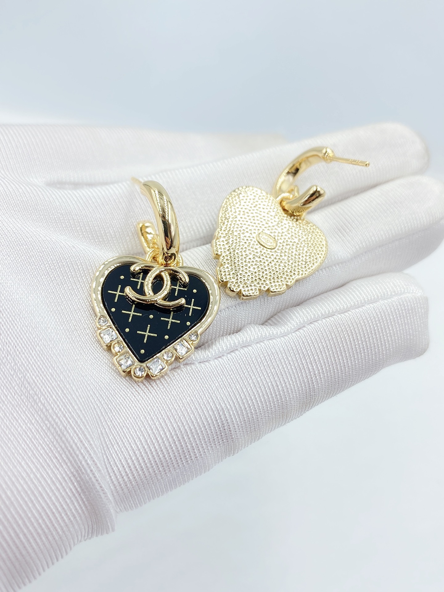 CC BLACK HEART EARRINGS