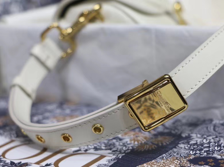 DOR MEDIUM BOBBY LATTE BOX CALFSKIN 22CM M9319UMOL M030