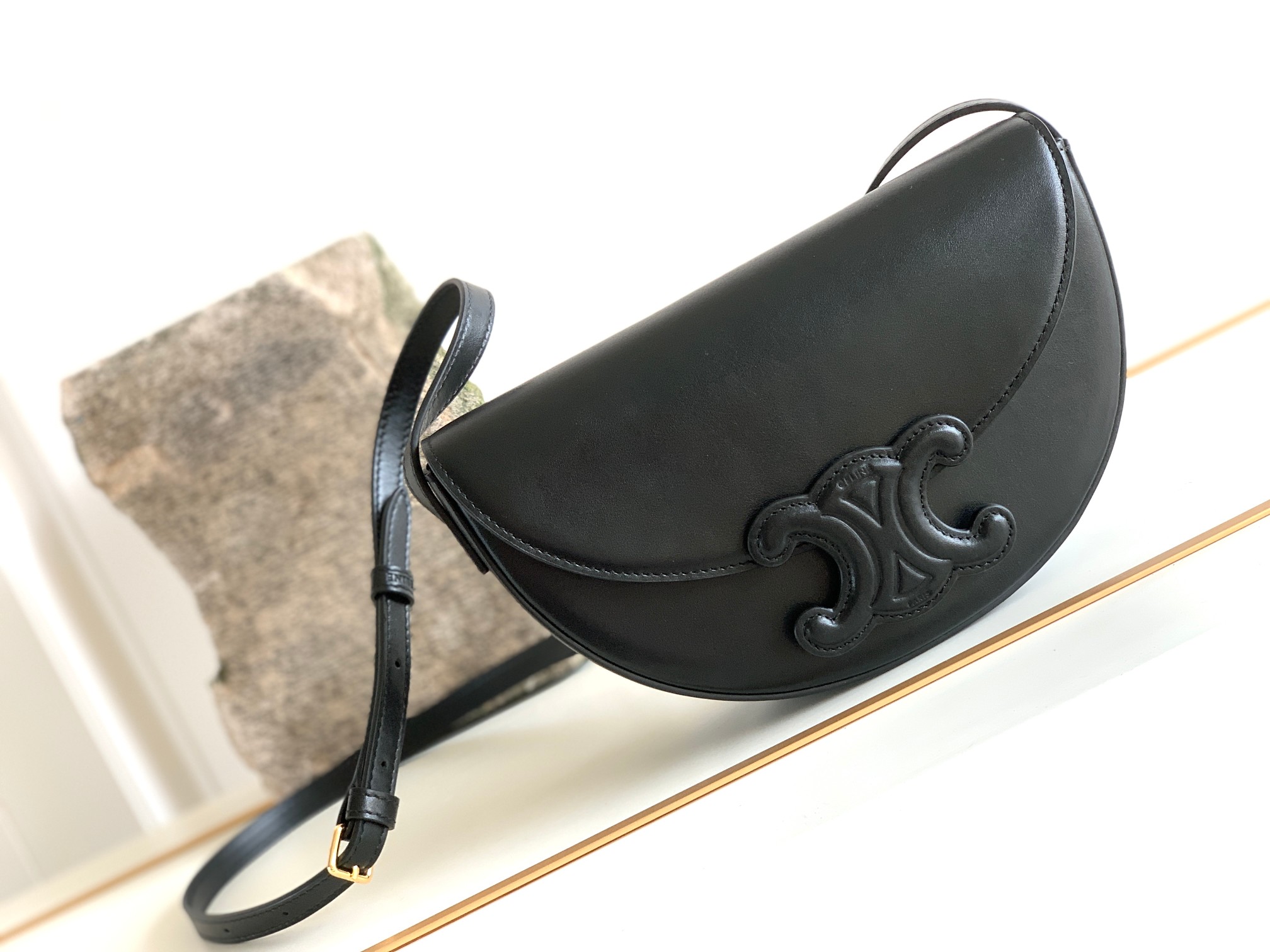 CE BESACE CUIR TRIOMPHE IN SMOOTH CALFSKIN BLACK