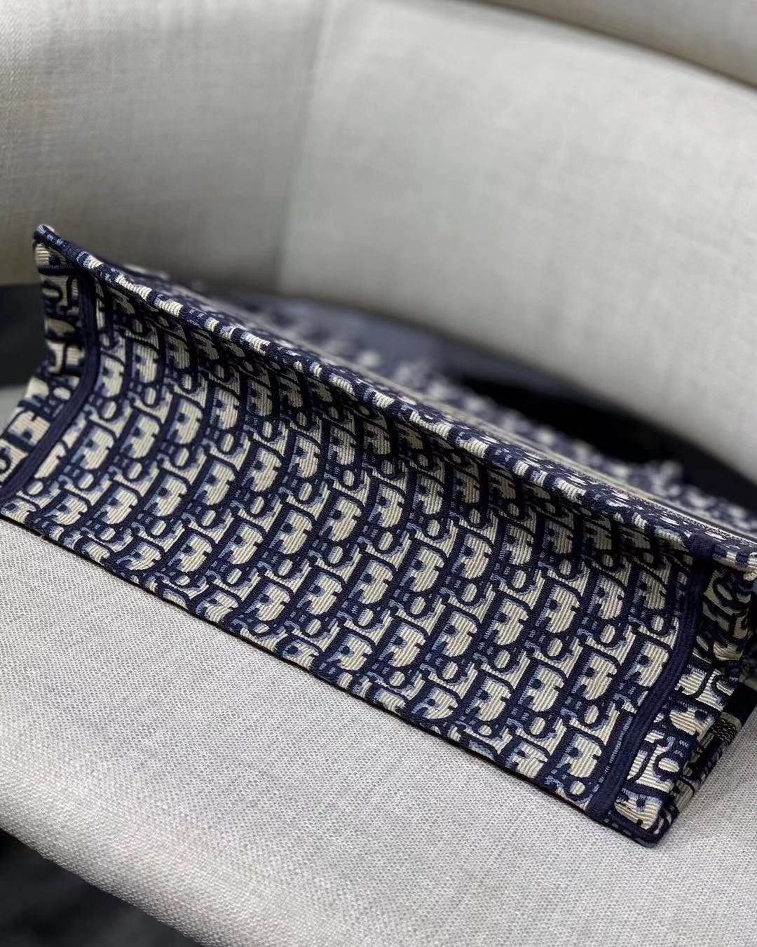 DOR MEDIUM BOOK TOTE BLUE DOR OBLIQUE EMBROIDERY 36CM M1296ZRIW M928