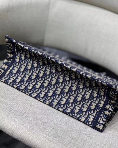 DOR MEDIUM BOOK TOTE BLUE DOR OBLIQUE EMBROIDERY 36CM M1296ZRIW M928