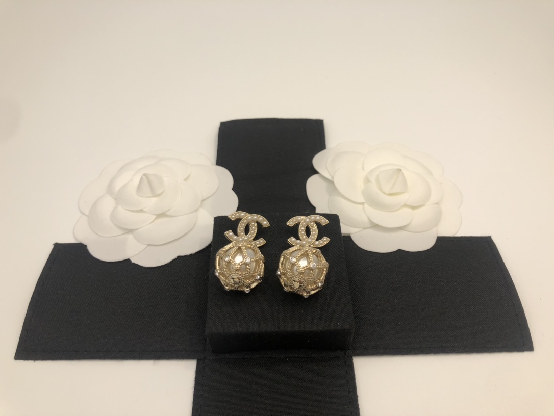CC GOLD CAGED PEARL EARRINGS