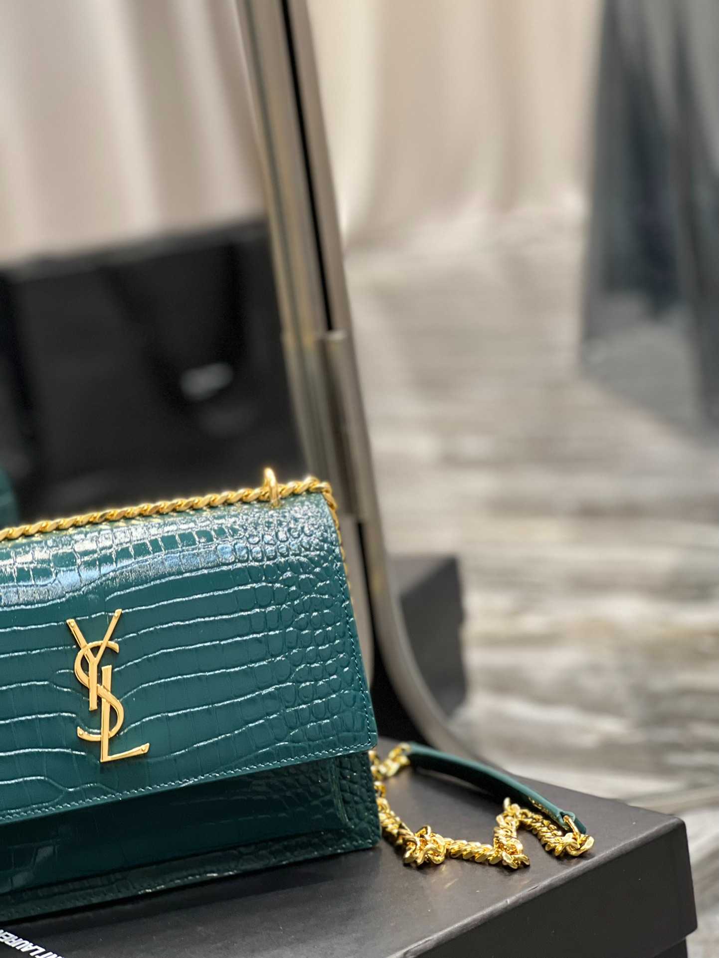 YSL SUNSET MEDIUM CHAIN BAG IN CROCODILE-EMBOSSED SHINY LEATHER MINT 442906DND0J3144