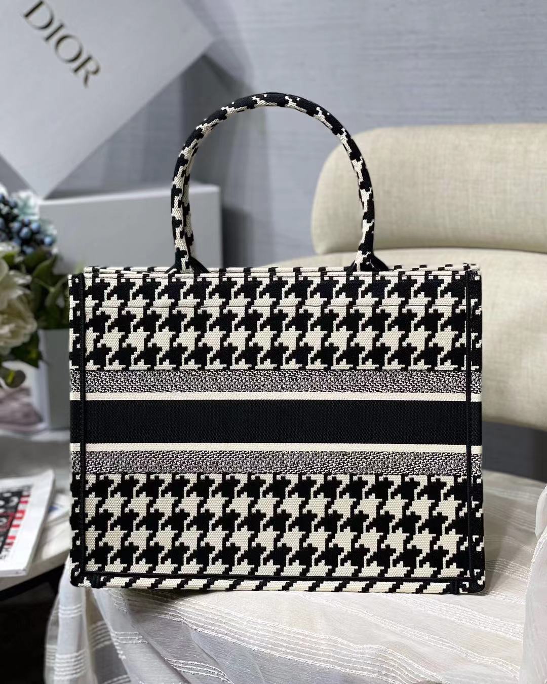 DOR PERSONALIZED MEDIUM BOOK TOTE BLACK MACRO HOUNDSTOOTH EMBROIDERY/ 36CM M1296ZTQT M911