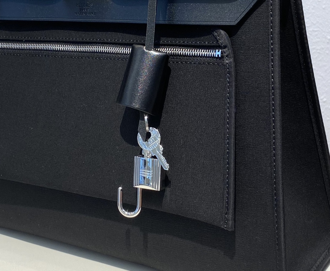 HM HERBAG ZIP 31 BAG PALLADIUM HARDWARE BLACK 31CM