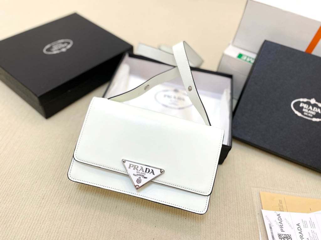 PR EMBLEME BRUSHED-LEATHER BAG WHITE 1BD321_ZO6_F0PG7_V_OTO