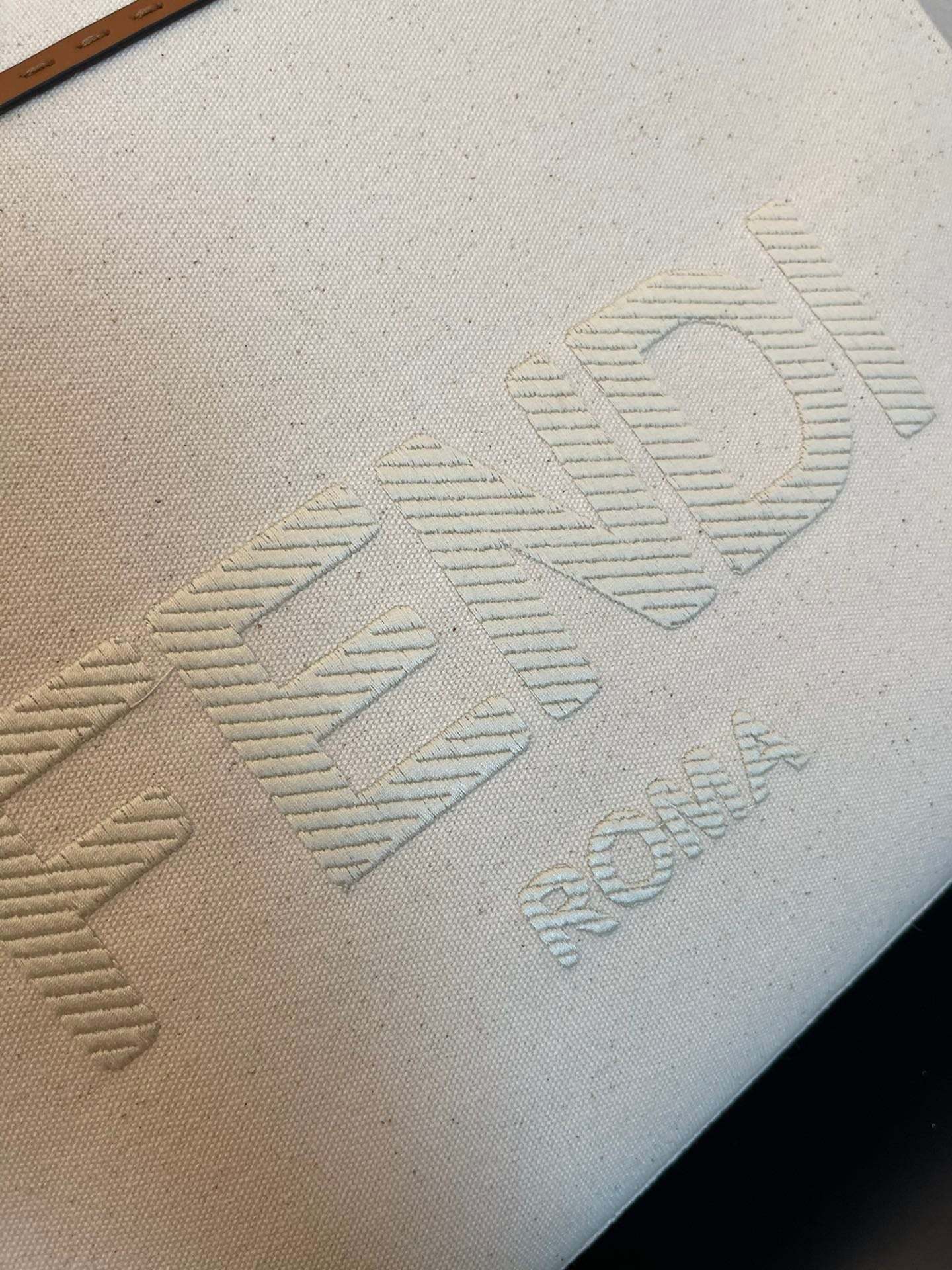 FI Sunshine Medium Tote Bag Light Grey Canvas For Women, Women’s Bags, Shoulder Bags 13.8in/35cm FF 8BH386