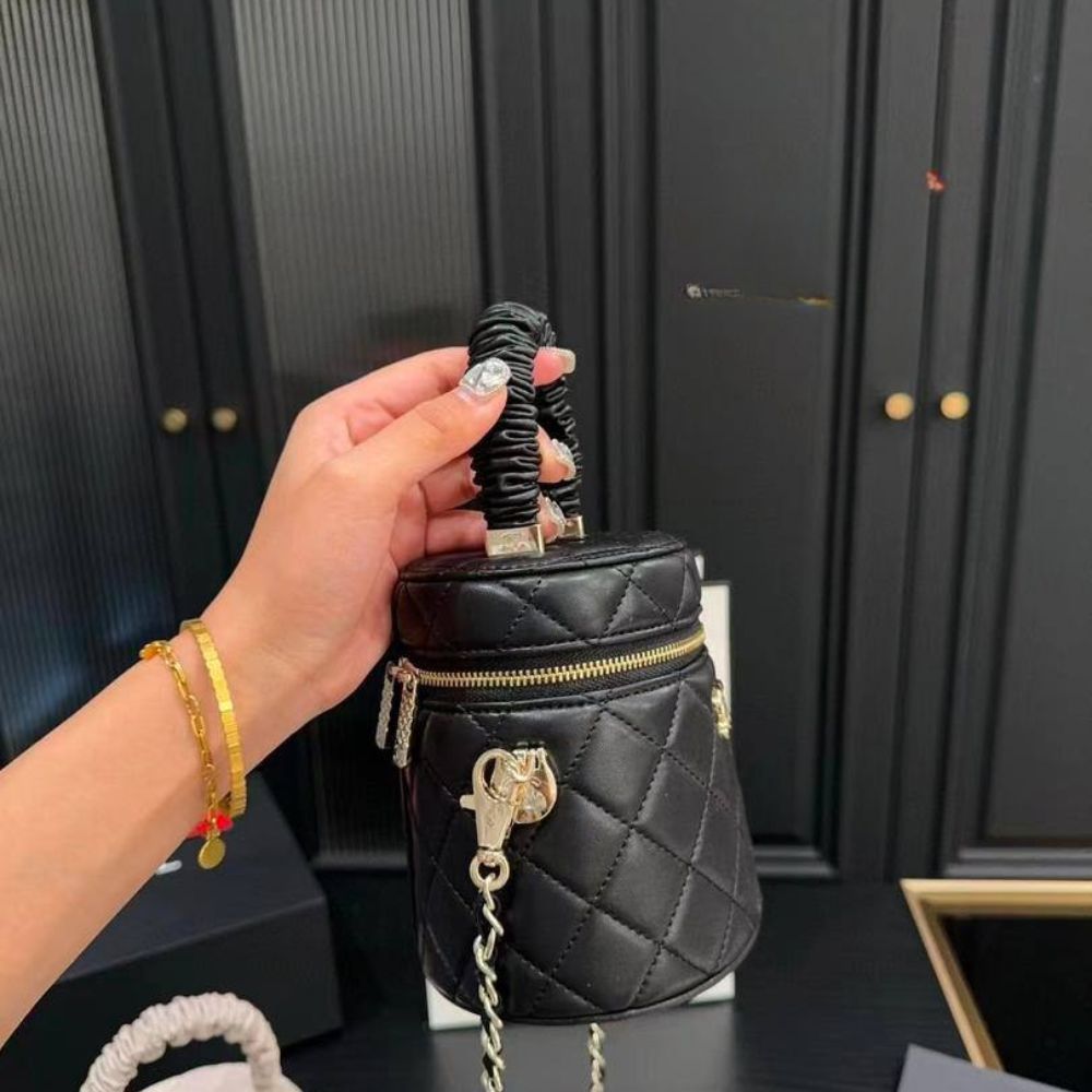 CC VANITY BAG WITH TOP HANDLE BLACK 15CM