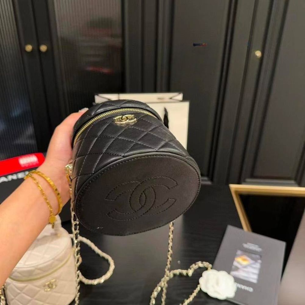 CC VANITY BAG WITH TOP HANDLE BLACK 15CM