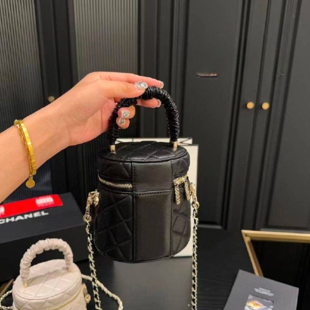 CC VANITY BAG WITH TOP HANDLE BLACK 15CM