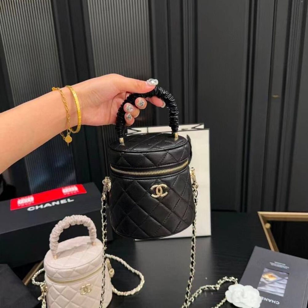 CC VANITY BAG WITH TOP HANDLE BLACK 15CM