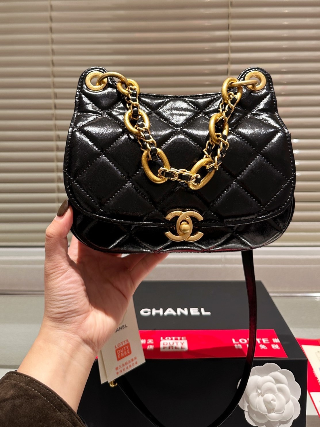 CC HOBO BAG WITH CHAIN AND GOLD HARDWARE BLACK 21CM