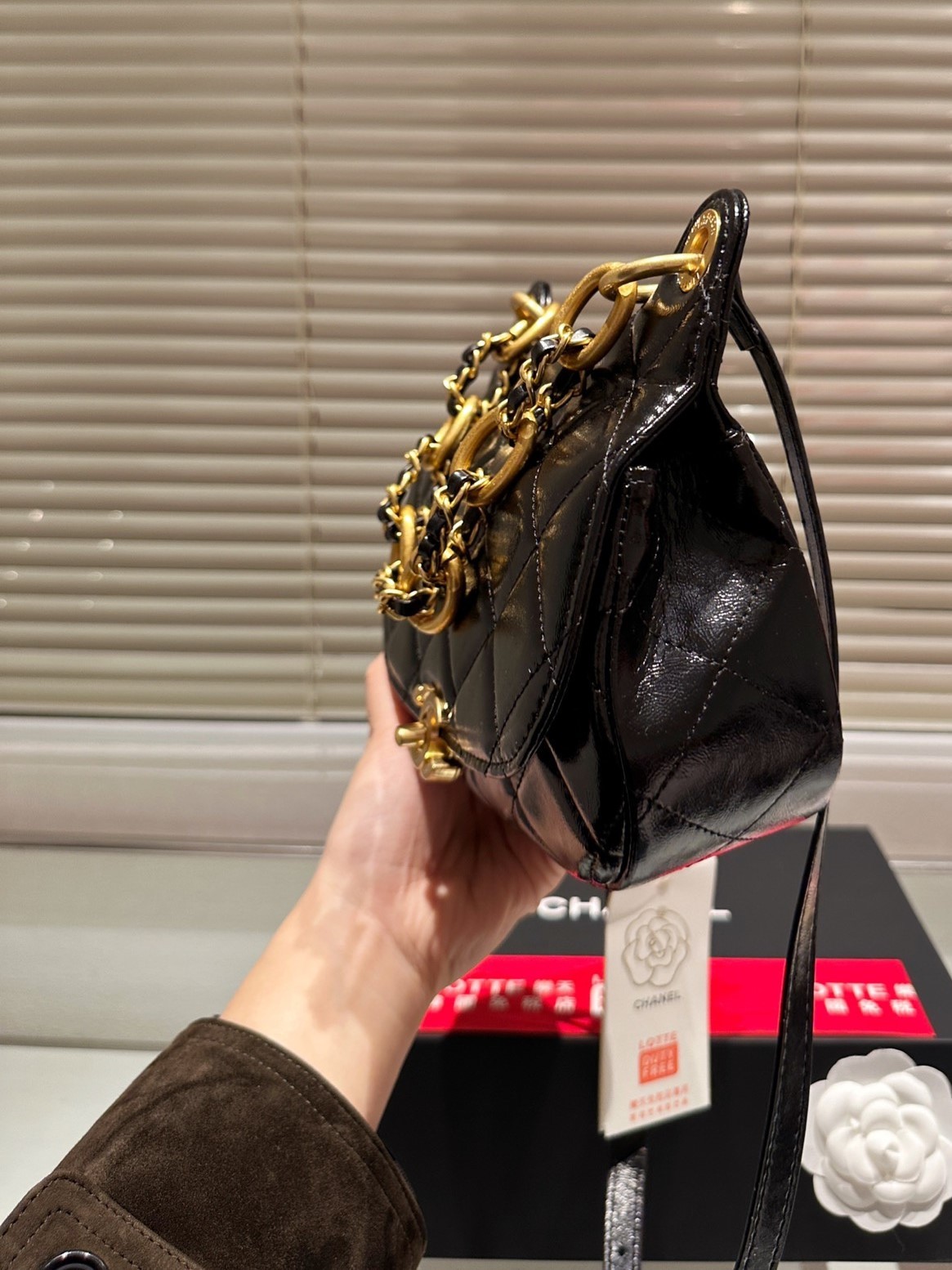 CC HOBO BAG WITH CHAIN AND GOLD HARDWARE BLACK 21CM