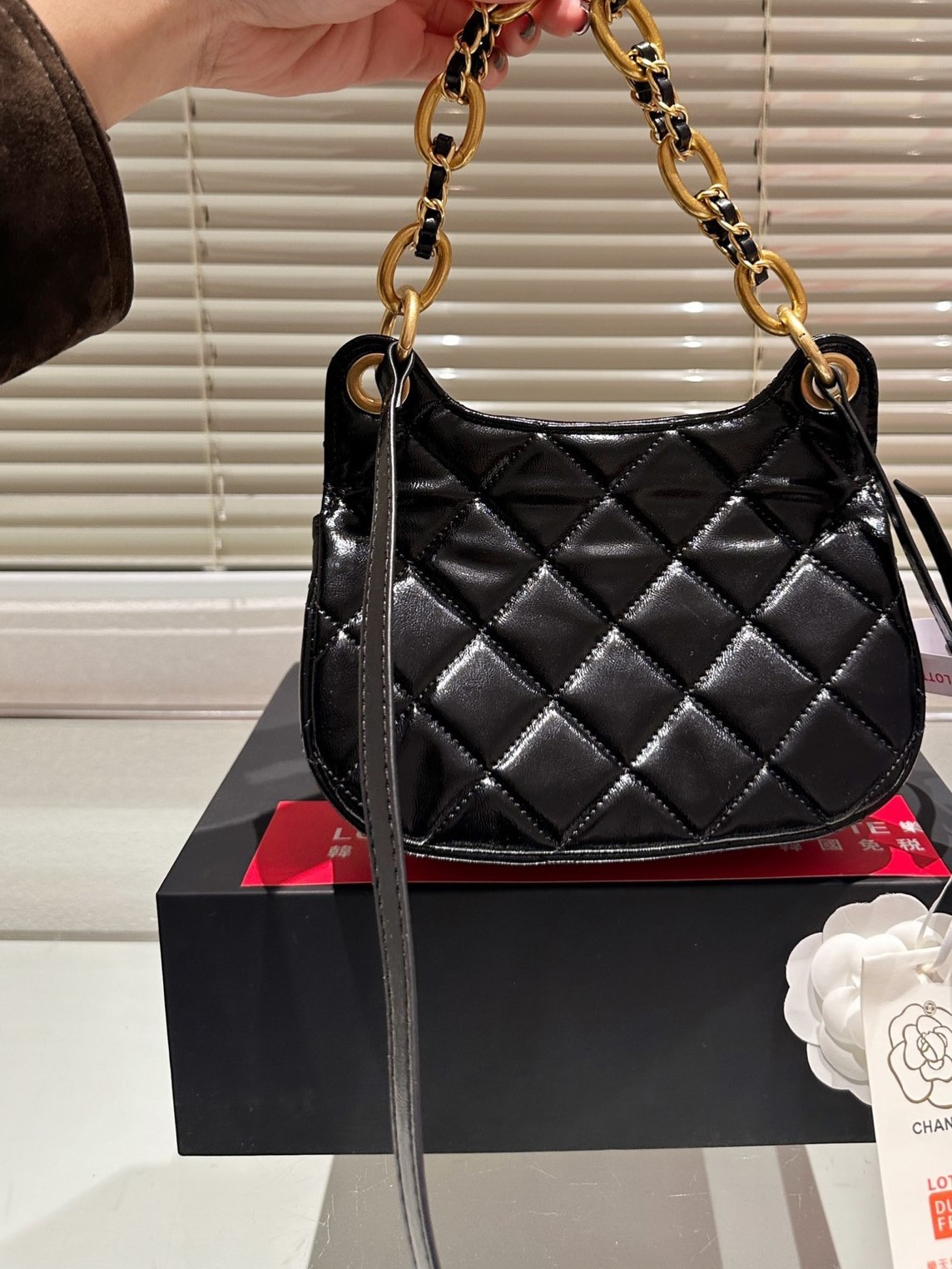 CC HOBO BAG WITH CHAIN AND GOLD HARDWARE BLACK 21CM