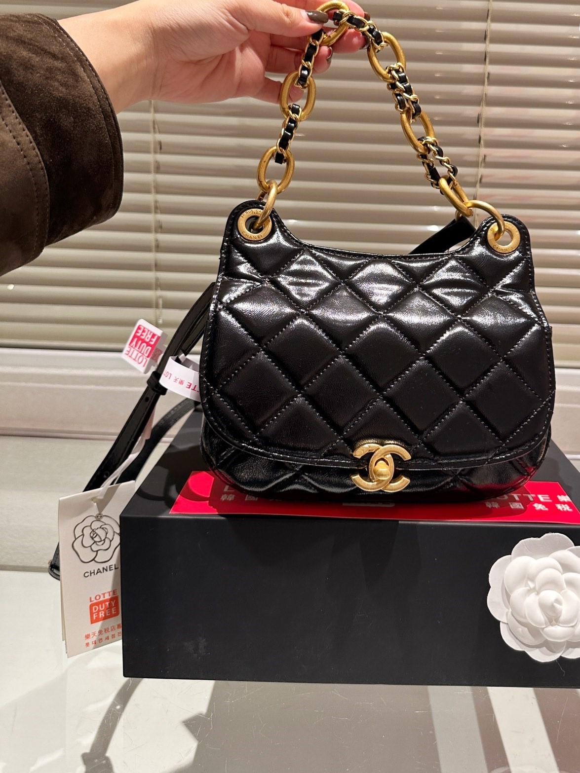 CC HOBO BAG WITH CHAIN AND GOLD HARDWARE BLACK 21CM