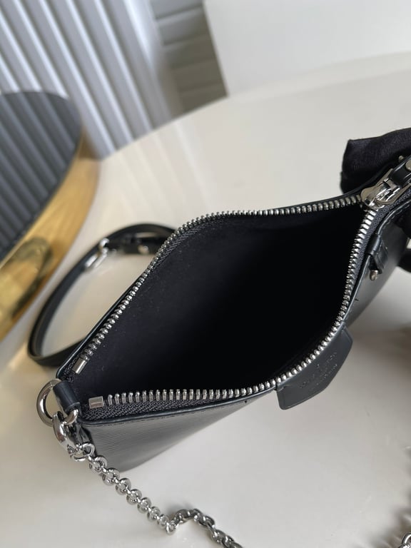 LUV EASY POUCH ON STRAP 19CM BLACK