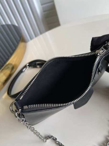 LUV EASY POUCH ON STRAP 19CM BLACK