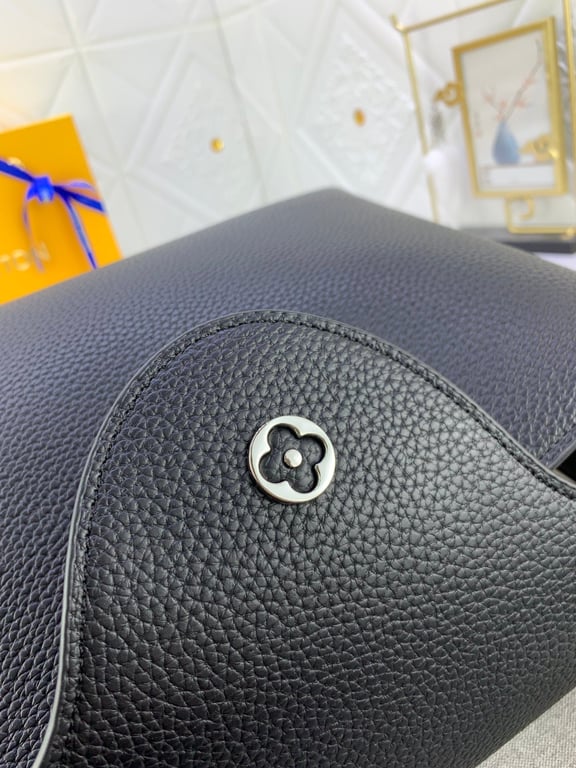 LUV CAPUCINES MM BLACK