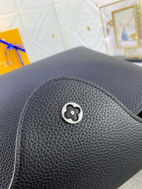 LUV CAPUCINES MM BLACK