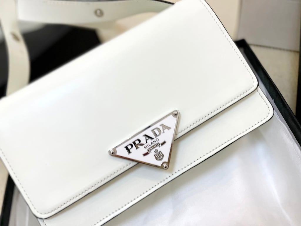 PR EMBLEME BRUSHED-LEATHER BAG WHITE 1BD321_ZO6_F0PG7_V_OTO