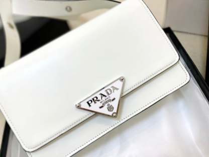 PR EMBLEME BRUSHED-LEATHER BAG WHITE 1BD321_ZO6_F0PG7_V_OTO