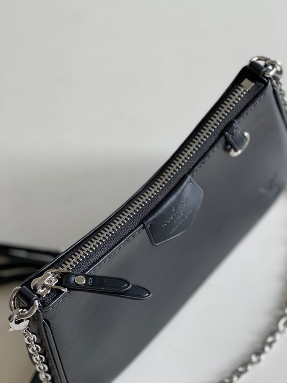 LUV EASY POUCH ON STRAP 19CM BLACK