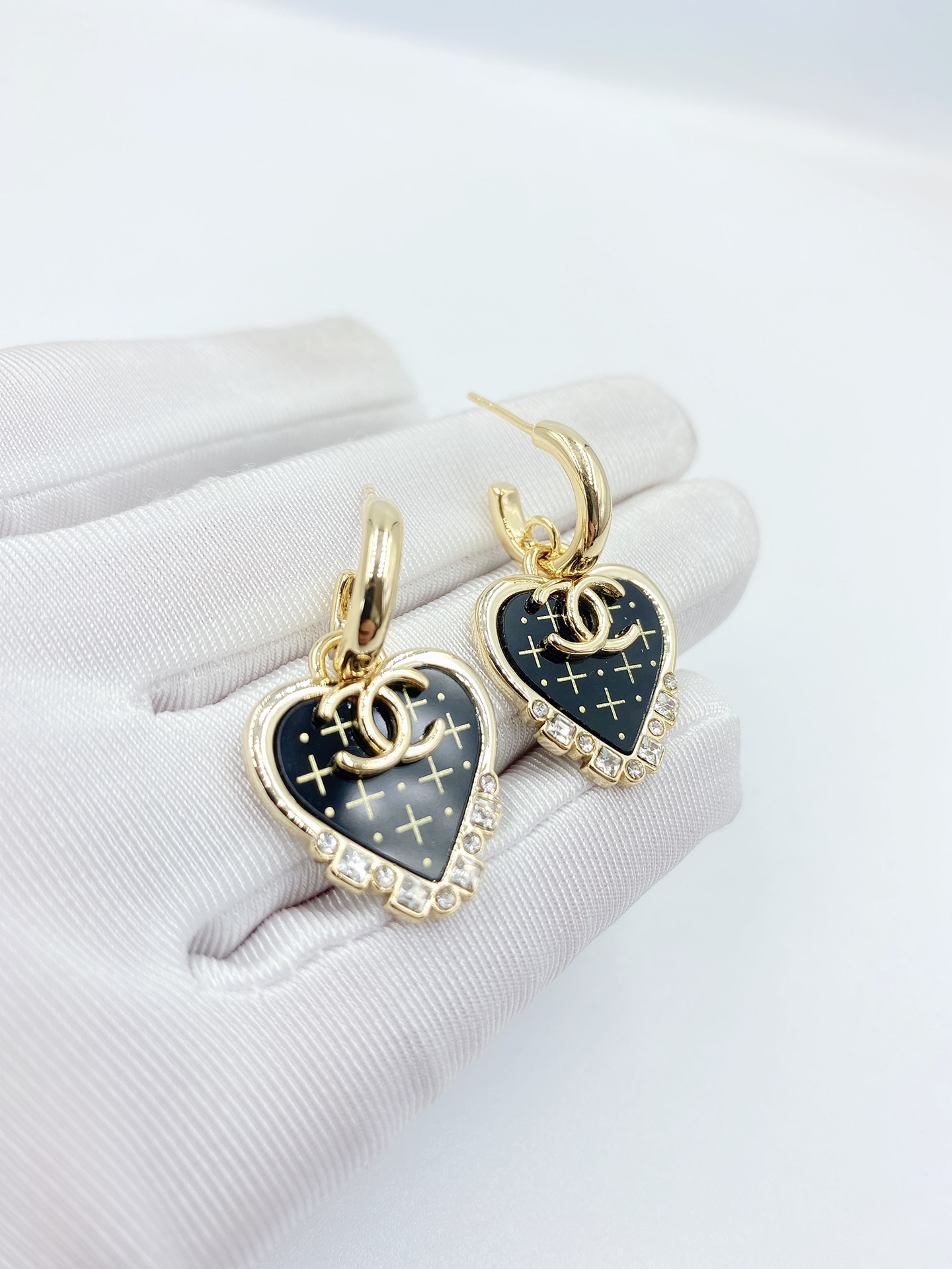 CC BLACK HEART EARRINGS
