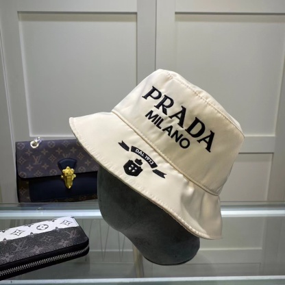 PD EMBROIDERED LOGO BUCKET HAT IN WHITE