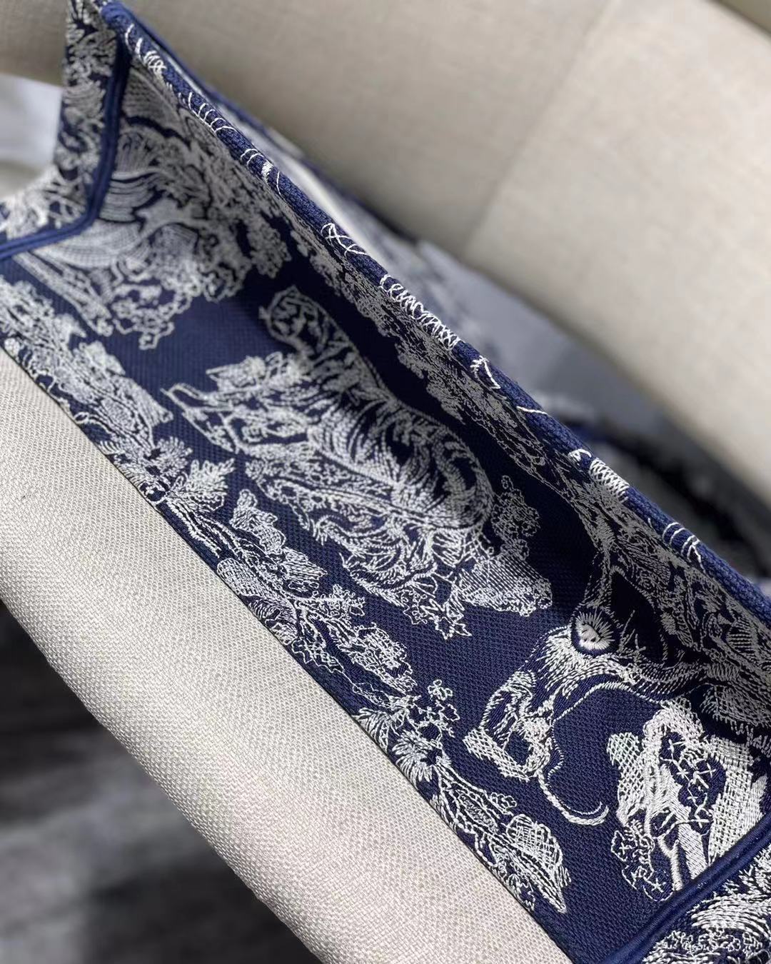 DOR LARGE BOOK TOTE BLUE TOILE DE JOUY REVERSE EMBROIDERY M1286ZRGO_M928