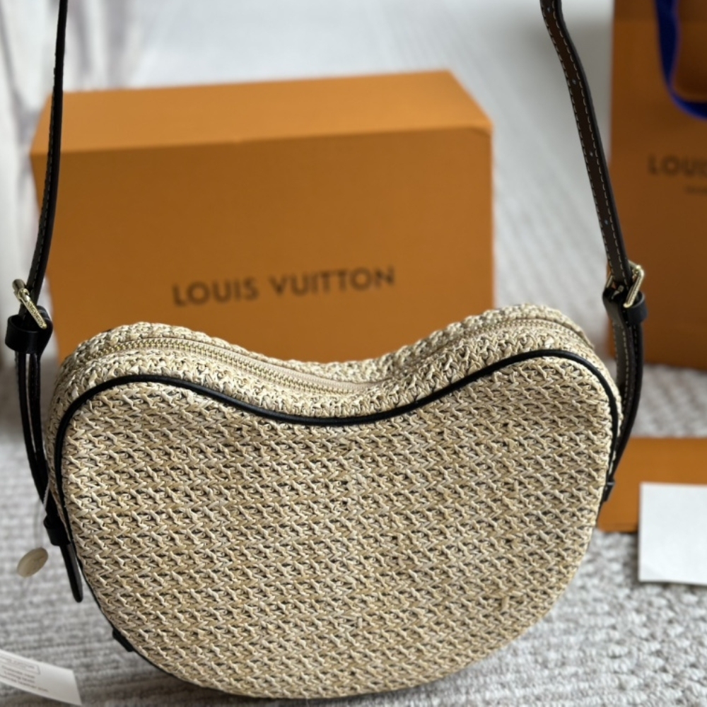 LV CROISSANT MM BLACK 26CM