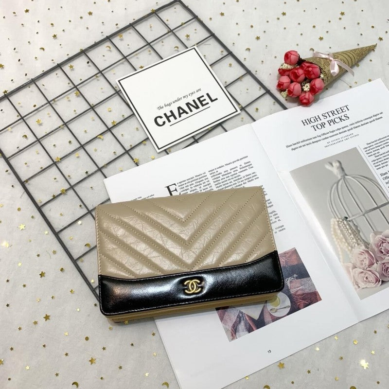 Chevron Crinkled Calfskin Gabrielle Wallet on Chain WOC Bag A86025