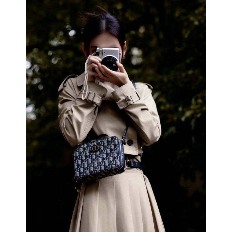 30 Montaigne Box Bag Blue Oblique Jacquard S2141