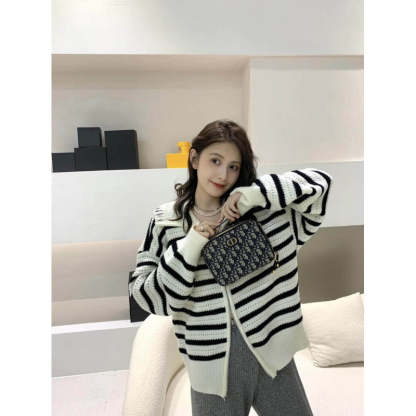 30 Montaigne Box Bag Blue Oblique Jacquard S2141