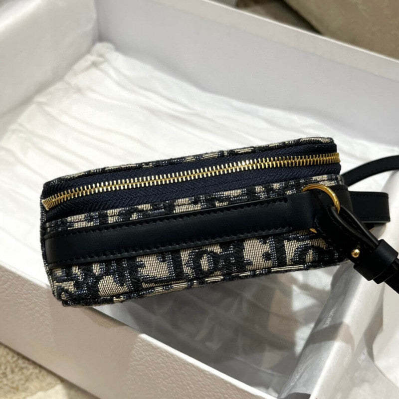 30 Montaigne Box Bag Blue Oblique Jacquard S2141